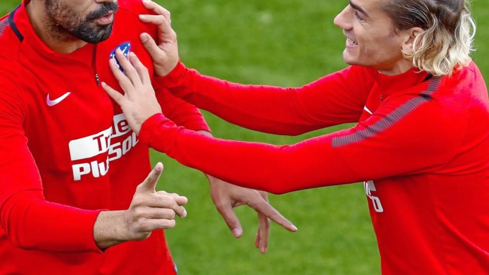 Antoine Griezmann bromea con Diego Costa en un entrenamiento