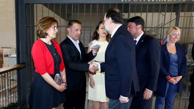 Mariano Rajoy, saluda al portavoz de Compromís, Natxo Bellido, junto al nuevo alcalde, Luis Barcala de la corporación de Alicante/Efe
