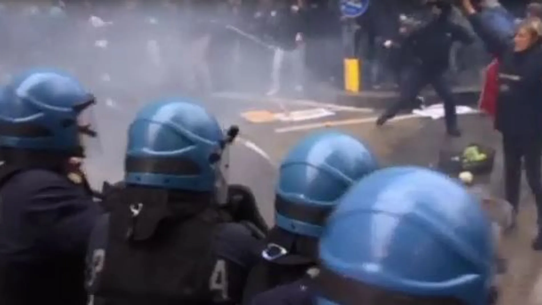 Violentos enfrentamientos entre la policía y manifestantes en Florencia