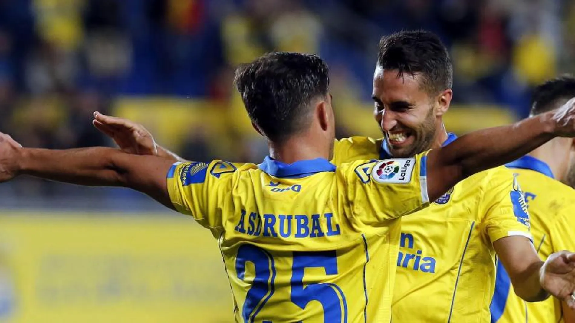 Los jugadores de la UD Las Palmas, Félix Asdrúbal (i) y Ángel Montoro, celebran el segundo gol del equipo canario
