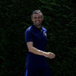 El entrenador del FC Barcelona, Luis Enrique Martínez, saluda a los medios gráficos a su llegada a la rueda de prensa