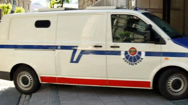 Furgón policial que traslada al maestro de artes marciales de Bilbao Juan Carlos Aguilar.