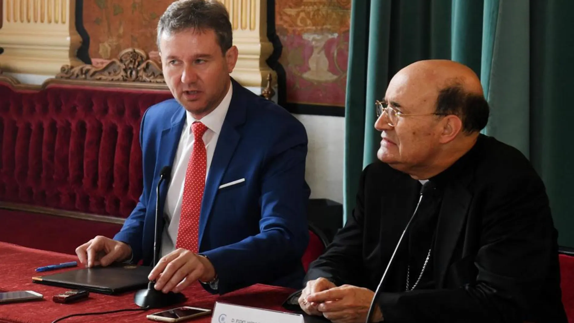 El alcalde de Burgos, Javier Lacalle, y el presidente de la Fundación, el arzobispo Fidel Herráez, firman el acuerdo