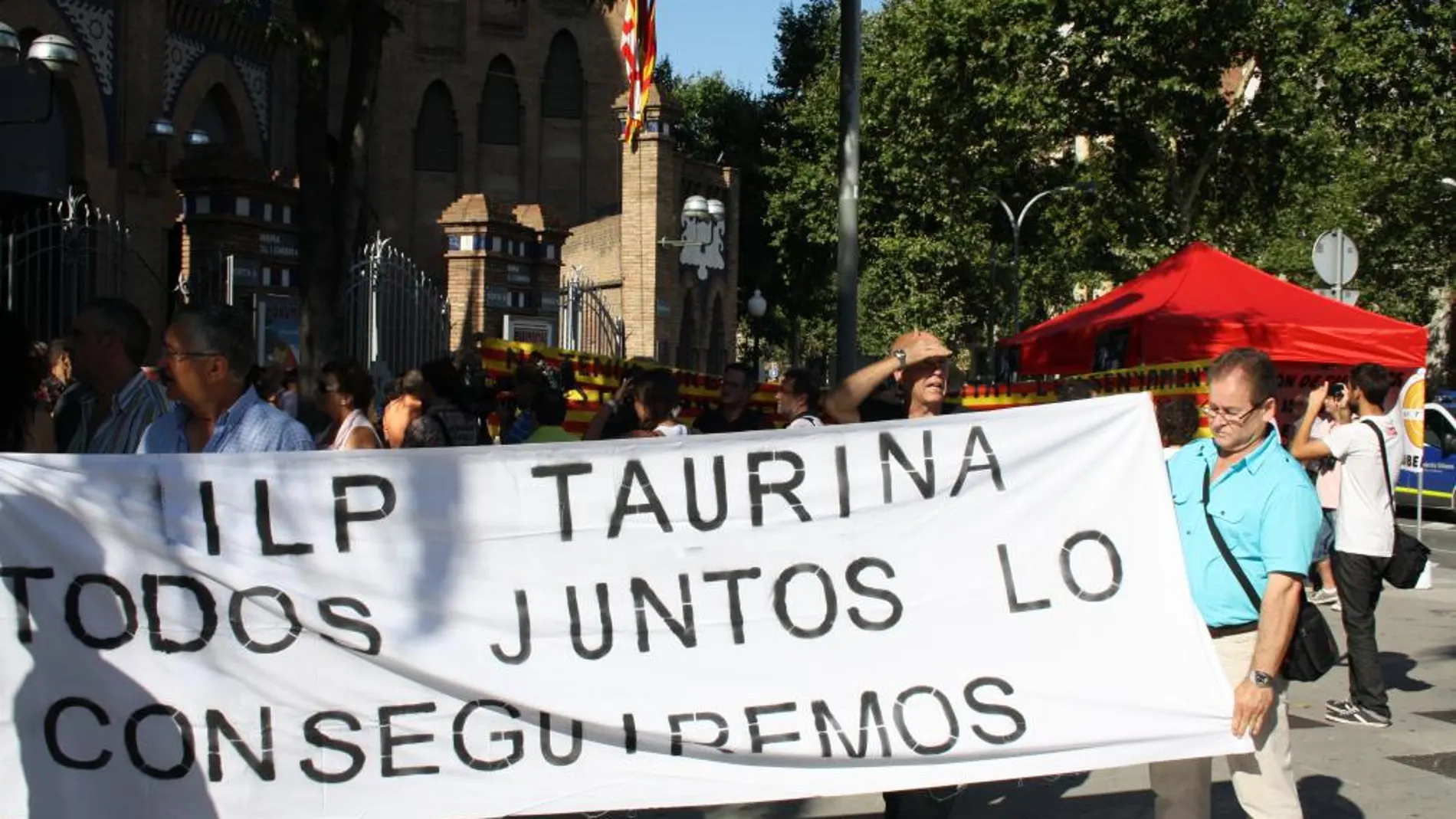 Recogida de firmas para la ILP taurina en La Monumental de Barcelona