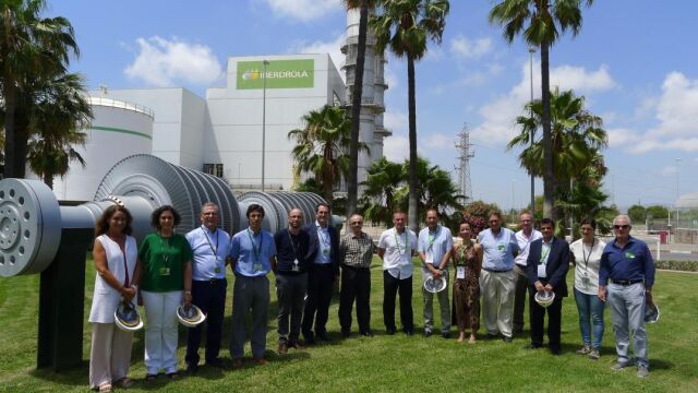 Edward Rubin, en el centro, junto al grupo que ha realizado la visita (LA RAZÓN)