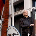 Imagen de mayo de 2017 de Julian Assange en el balcón de la Embajada de Ecuador en Londres