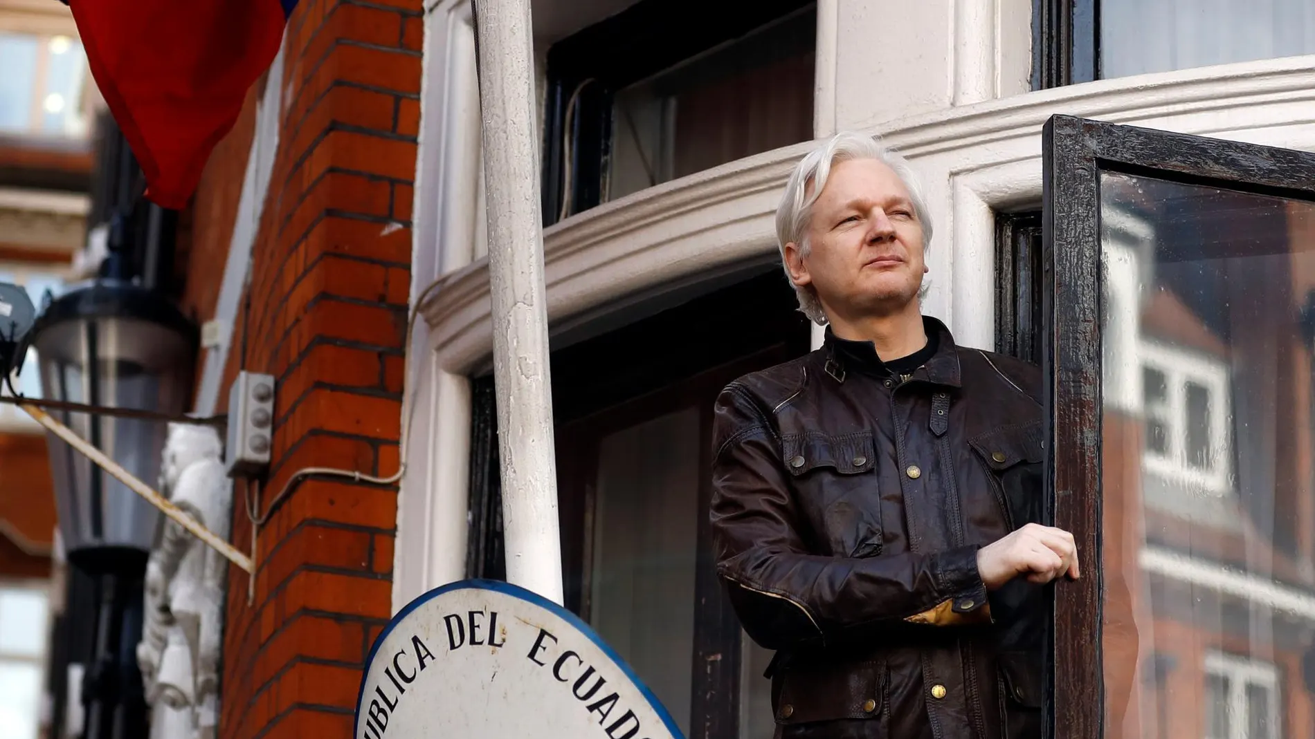 Imagen de mayo de 2017 de Julian Assange en el balcón de la Embajada de Ecuador en Londres