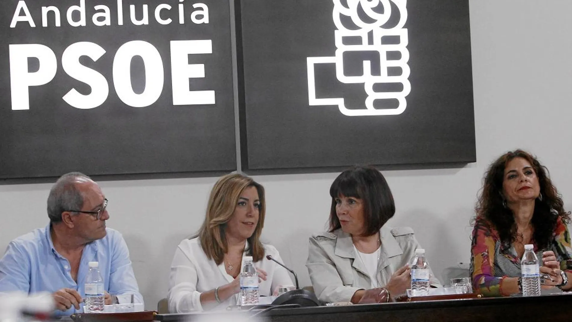 La Ejecutiva del PSOE abordó ayer el acuerdo presupuestario. Susana Díaz, junto a Cornejo, Navarro y Montero