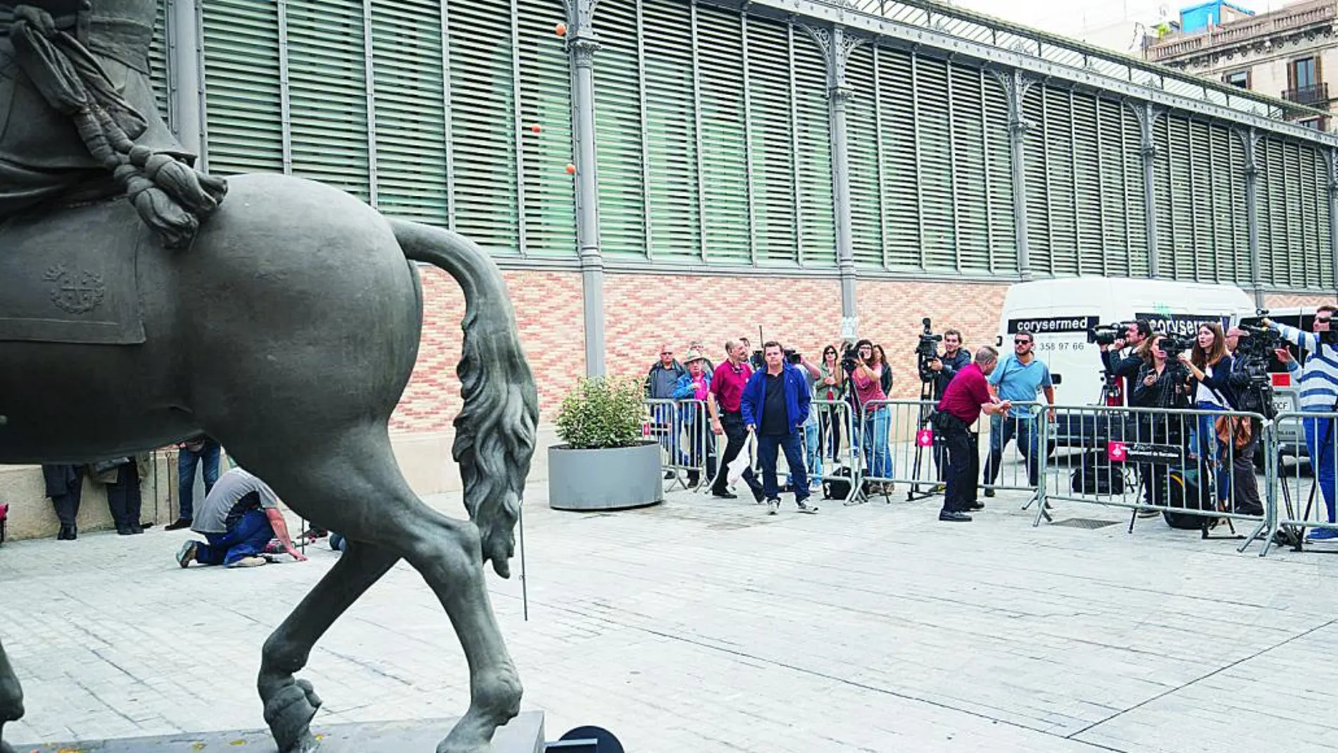 La estatua de Franco amaneció ayer pintada y se repitieron los episodios de lanzamiento de huevos. En la imagen, tres huevos volando.