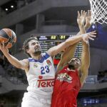 Llull anota una bandeja superando la defaensa de Brich. El base sumó 19 puntos