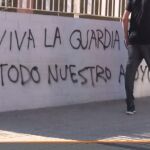 Alumnos del IES de Sant Andreu de la Barca se concentraron para mostrar su apoyo a sus compañeros, hijos de guardias civiles