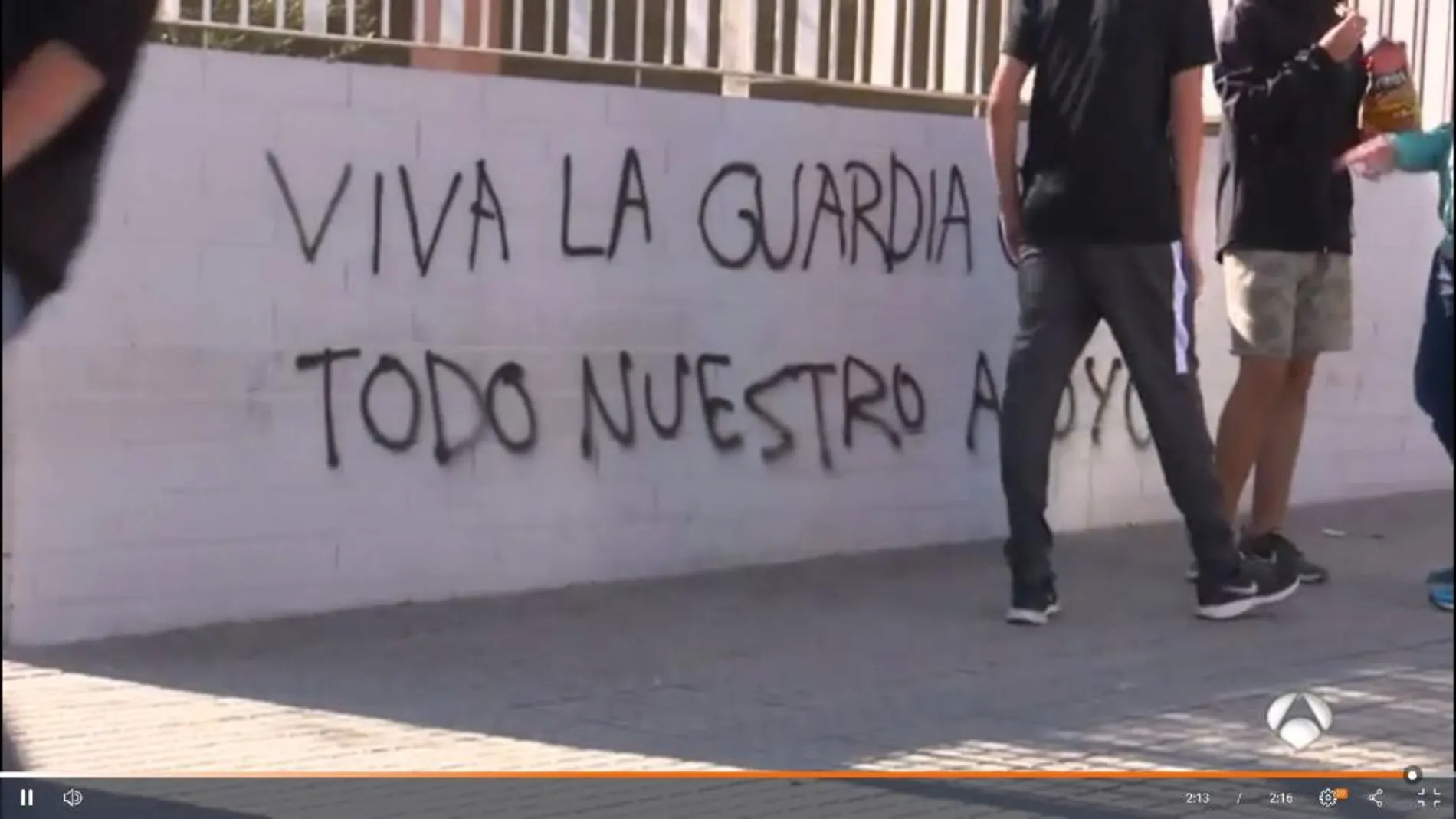 Alumnos del IES de Sant Andreu de la Barca se concentraron para mostrar su apoyo a sus compañeros, hijos de guardias civiles