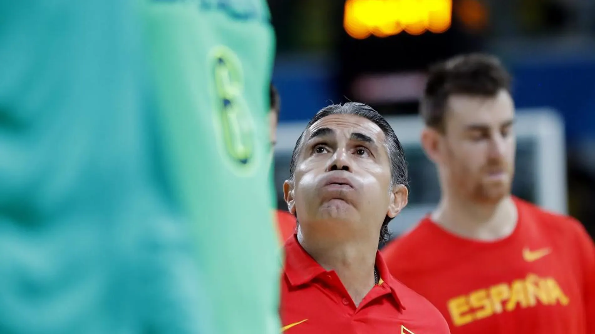 El entrenador de España, Sergio Scariolo (c), observa las acciones ante Brasil durante un partido