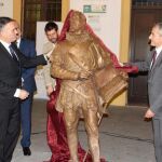 Un momento de la inauguración de la escultura de Miguel de Cervantes