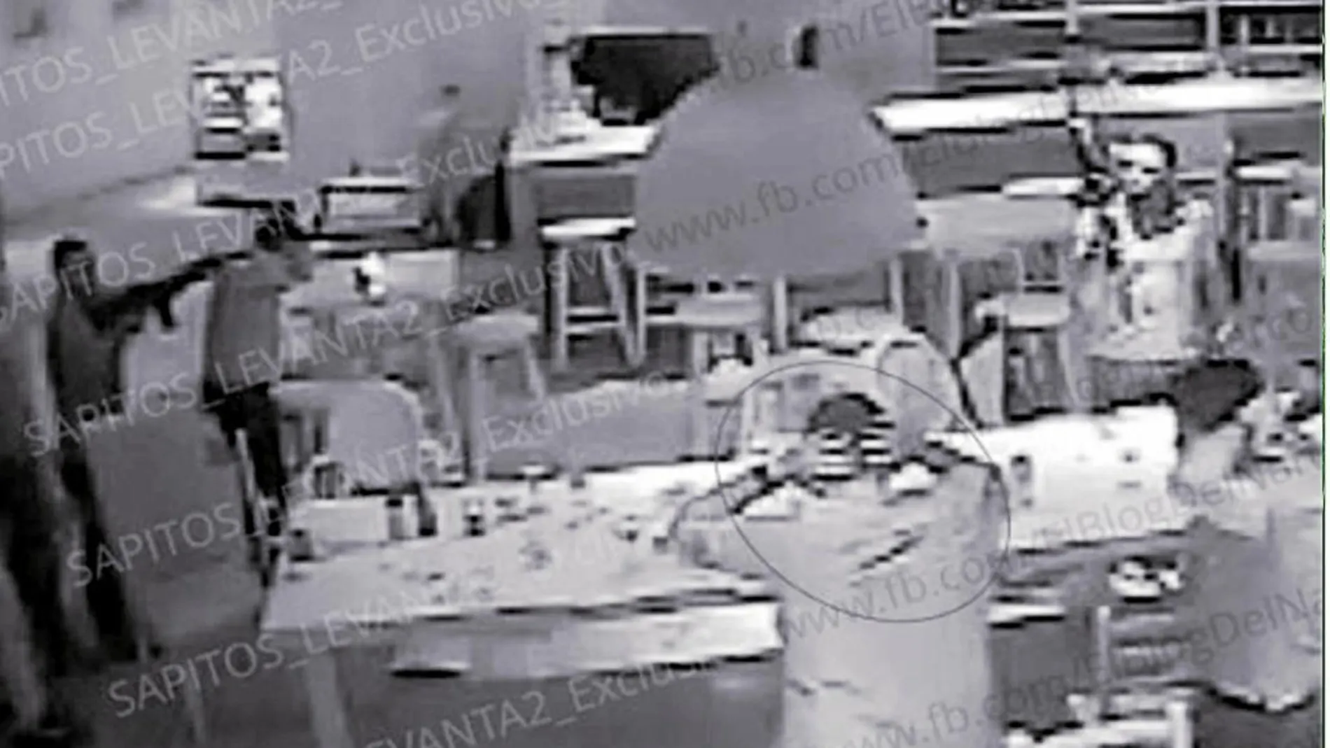 Las imágenes de las cámaras de seguridad del restaurante La Leche muestran cómo los dos hijos del «chapo» Guzmán fueron apresados sin disparar un solo tiro el pasado lunes en Puerto Vallarta