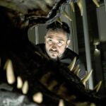 Juan Antonio Bayona, director de «Jurassic World: El reino caído», posa junto a una de las criaturas prehistóricas de la película