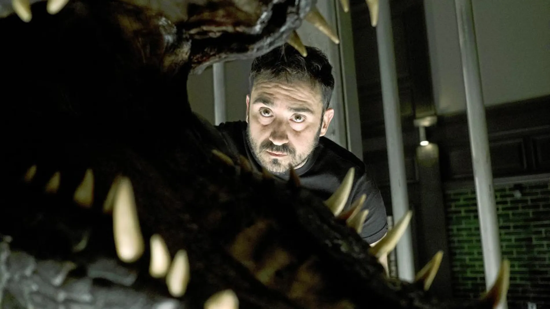 Juan Antonio Bayona, director de «Jurassic World: El reino caído», posa junto a una de las criaturas prehistóricas de la película