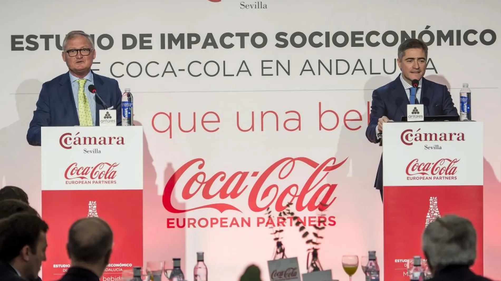 El director del área Sur de Coca-Cola European Partners Iberia, Eugenio Molina, y el director general de COPE Andalucía, Joaquín López Sáez, durante el acto