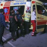 Miembros de los servicios sanitarios se llevan en ambulancia al acróbata accidentado en el festival Mad Cool en Madrid.