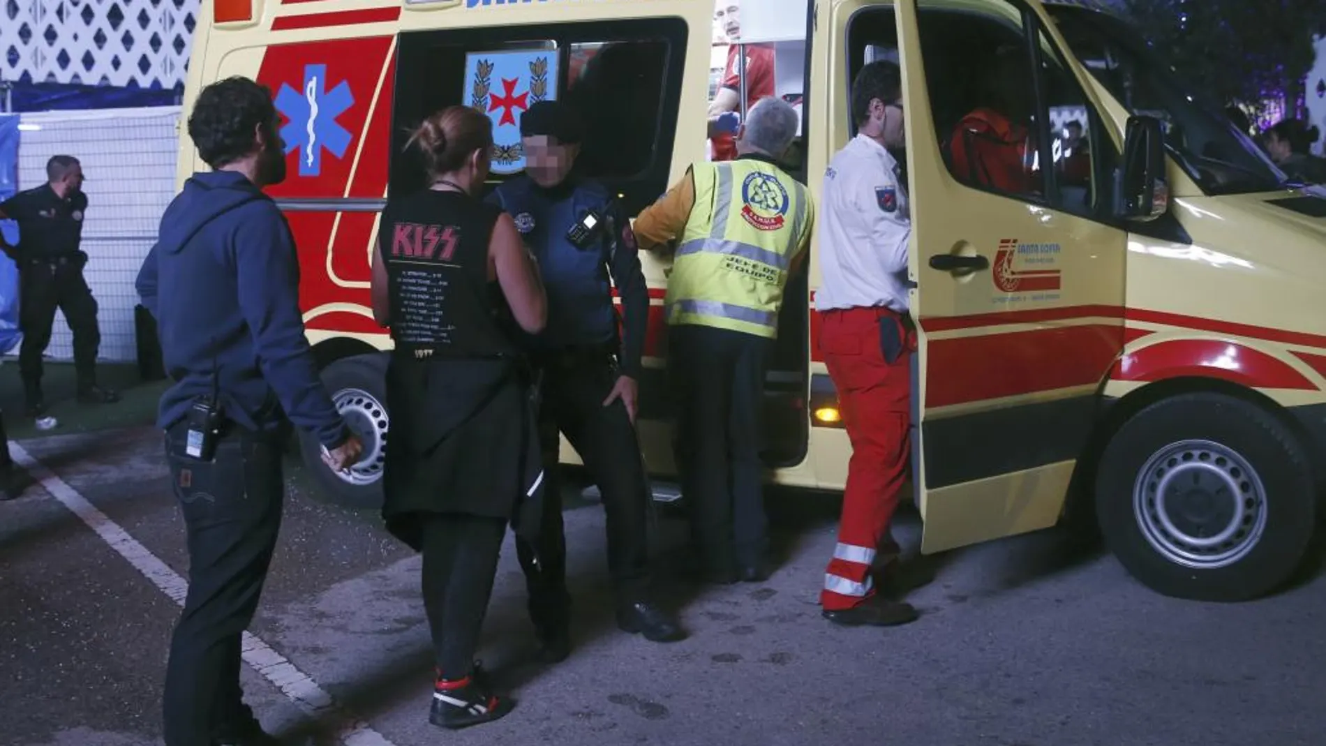 Miembros de los servicios sanitarios se llevan en ambulancia al acróbata accidentado en el festival Mad Cool en Madrid.