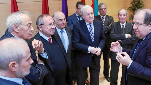 Juan Vicente Herrera conversa, en el encuentro celebrado en las Cortes regionales, con los presidentes de las Cámaras de Comercio de España y de Castilla y León.