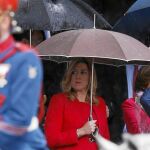 La presidenta andaluza, Susana Díaz, se protege ayer de la lluvia durante el desfile militar del 12 de Octubre