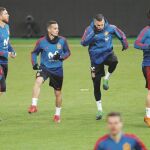 Los jugadores españoles, con Lucas Vázquez y Jordi Alba en el centro, durante el último ensayo antes del partido