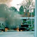 Los tanques del Ejército Popular yugoslavo entraron en territorio esloveno después de que las autoridades de esta república declararan unilateralmente su independencia el 25 de junio de 1991