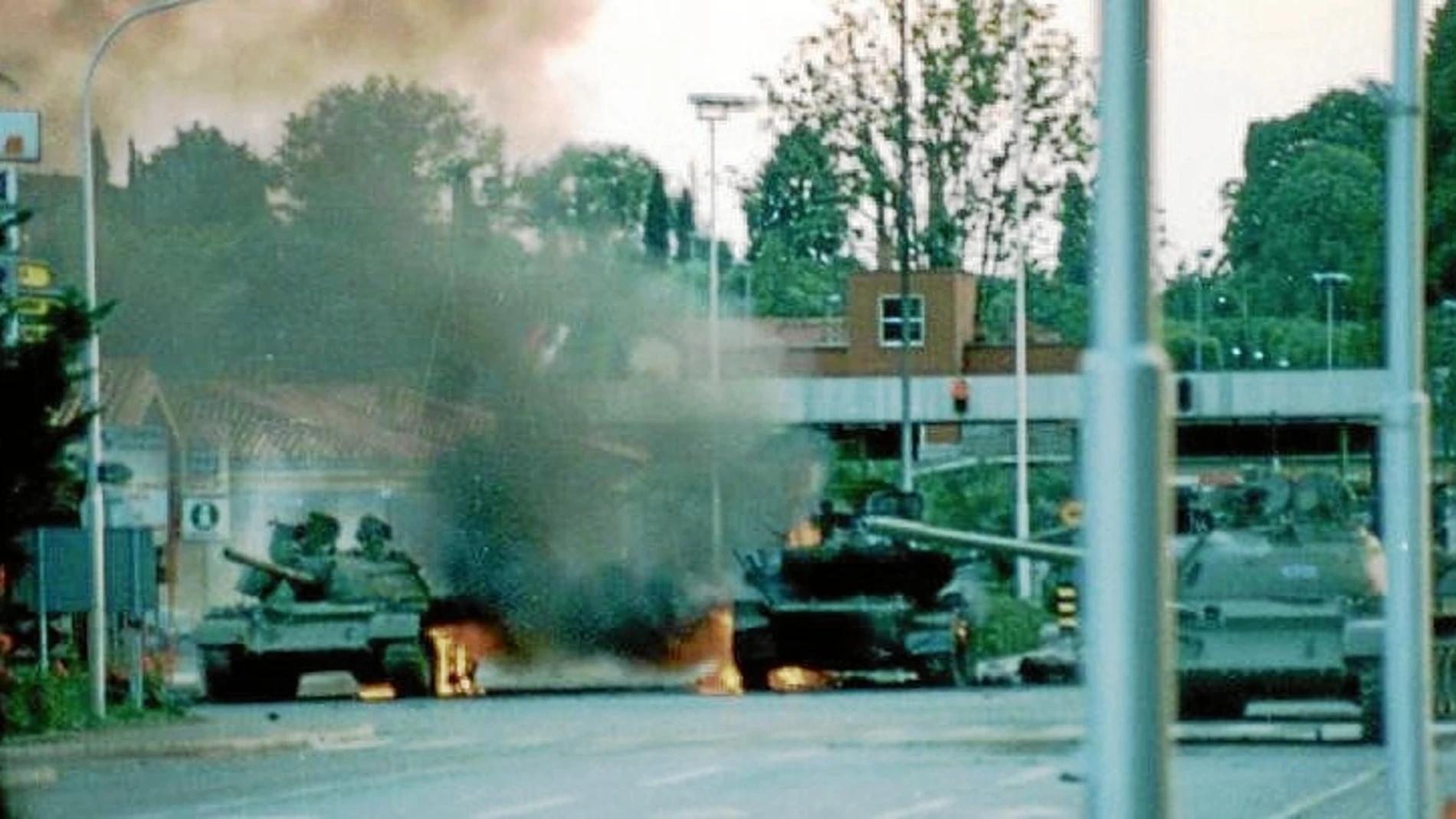 Los tanques del Ejército Popular yugoslavo entraron en territorio esloveno después de que las autoridades de esta república declararan unilateralmente su independencia el 25 de junio de 1991