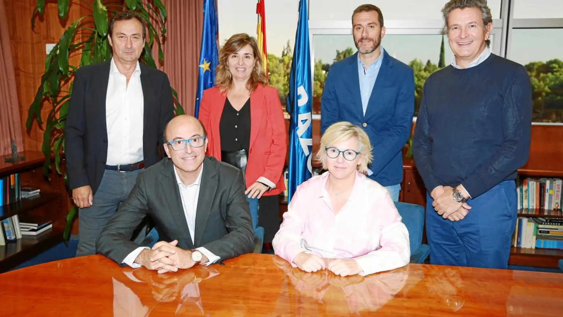 Los integrantes: abajo, José María Bardají y Susana Rodríguez. Arriba, de izquierda a derecha, Fernando Rodríguez, María Teresa González, José Ramón Gómez y Francisco Vázquez / Foto: C. Pastrano
