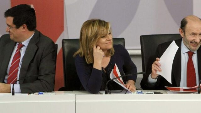 El secretario general del PSOE, Alfredo Pérez Rubalcaba ; la vicesecretaria general, Elena Valenciano durante la reunión de la Ejecutiva Federal del PSOE celebrada hoy en la sede de Ferraz, en Madrid.