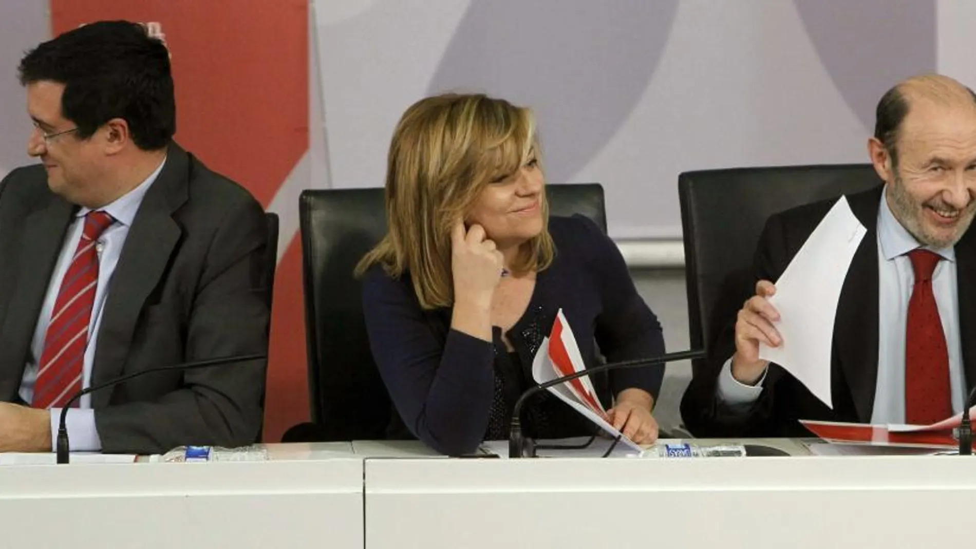 El secretario general del PSOE, Alfredo Pérez Rubalcaba ; la vicesecretaria general, Elena Valenciano durante la reunión de la Ejecutiva Federal del PSOE celebrada hoy en la sede de Ferraz, en Madrid.