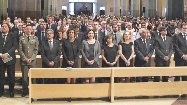 A la misa «por la paz y la concordia» asistieron Mariano Rajoy, Carles Puigdemont, Oriol Junqueras, Ada Colau, Soraya Sáenz de Santamaría y Ana Pastor, entre otros dirigentes políticos