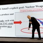 Benjamin Netanyahu presenta material sobre las armas nucleares que desarrolla Irán durante una rueda de prensa hoy en Tel Aviv. (AP Photo/Sebastian Scheiner)