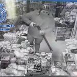 La Razón. Imagen de “Supermán” atracando uno de los establecimientos