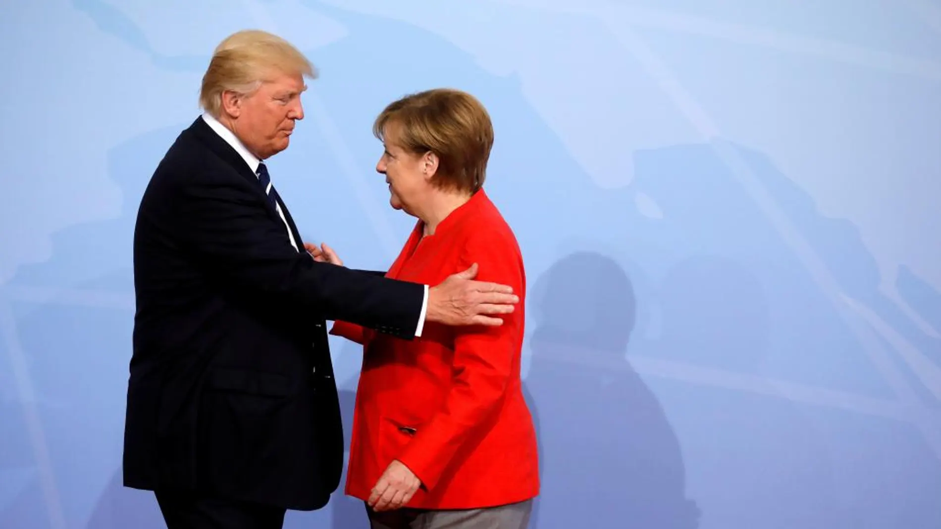 Donald Trump saluda a la canciller alemana, Angela Merkel en Hamburgo