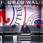 El presidente del Comité Congresional Nacional Republicano, Greg Walden, habla durante el primer día de la Convención Republicana en el Centro Nacional Republicano Quicken Loans Arena de Cleveland, Ohio.