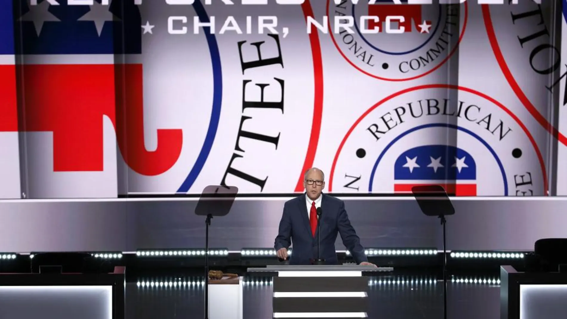El presidente del Comité Congresional Nacional Republicano, Greg Walden, habla durante el primer día de la Convención Republicana en el Centro Nacional Republicano Quicken Loans Arena de Cleveland, Ohio.