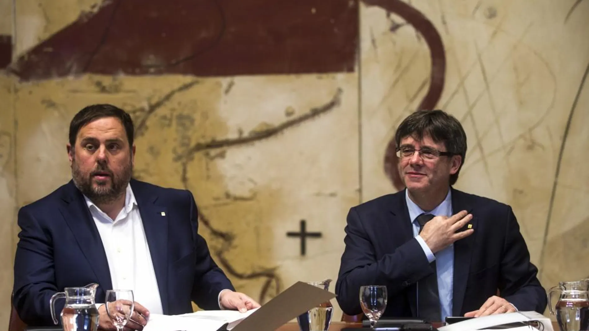 El presidente de la Generalitat, Carles Puigdemont, y su vicepresidente, Oriol Junqueras
