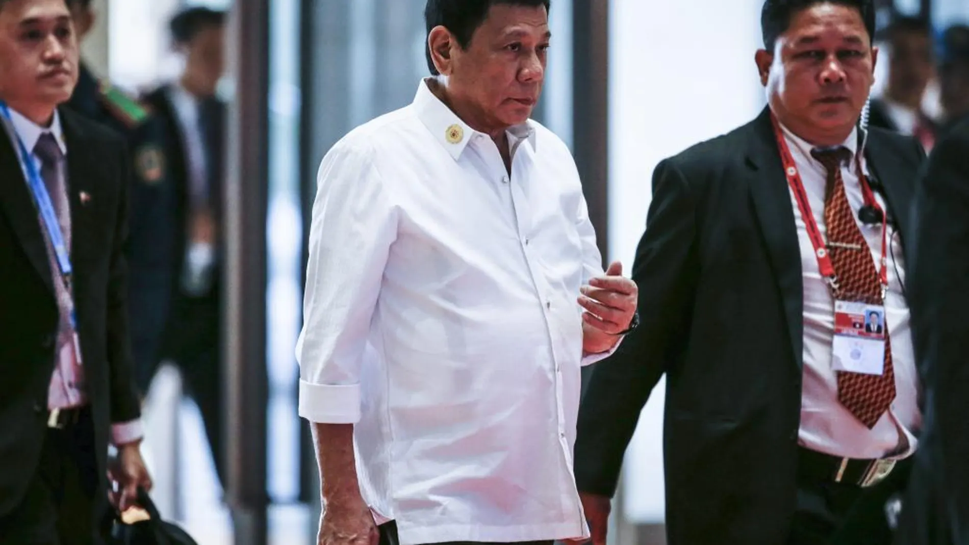El presidente filipino, Rodrigo Duterte, llega al Centro de Convención Nacional donde se celebra la cumbre de la Asociación de Naciones del Sudeste Asiático (ASEAN) en Vientián (Laos).