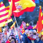 Manifestantes muestran banderas catalanas y españolas durante la celebración.