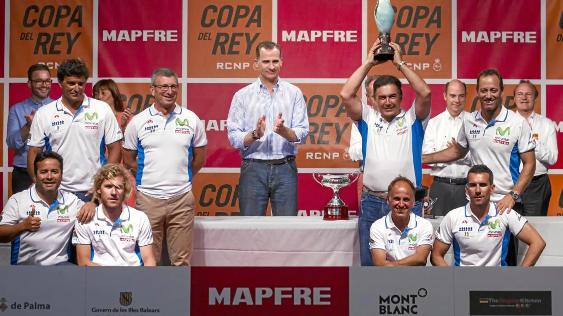 Felipe VI entregó a Pedro Campos el trofeo de ganador de la 35ª edición de la Copa del Rey Mapfre