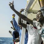Los migrantes celebran su rescate ya a bordo del barco de la ONG española Proactiva / Ap