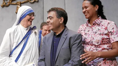 Sor Mary Prema Pierick, superiora general de las Misioneras de la Caridad, Marcílio Andrino, el hombre que se curó gracias a Teresa de Calcuta, y su esposa ayer en el Vaticano