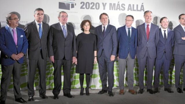 De izquierda a derecha, José María Mas, Andrés Armas, Blas Herrero Fernández, Iñaki Arechabaleta, Alejandro Echevarría, Soraya Sáenz de Santamaría, José Creuheras, José María Lassalle, Silvio González, Pablo Jimeno, Enrique Blanco, Stefania Bedogni y Mario Rodríguez Valderas