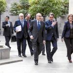 Miguel Ángel Gimeno junto a Artur Mas se dirige a una reunión de Anticorrupción, atrás va Daniel de Alfonso