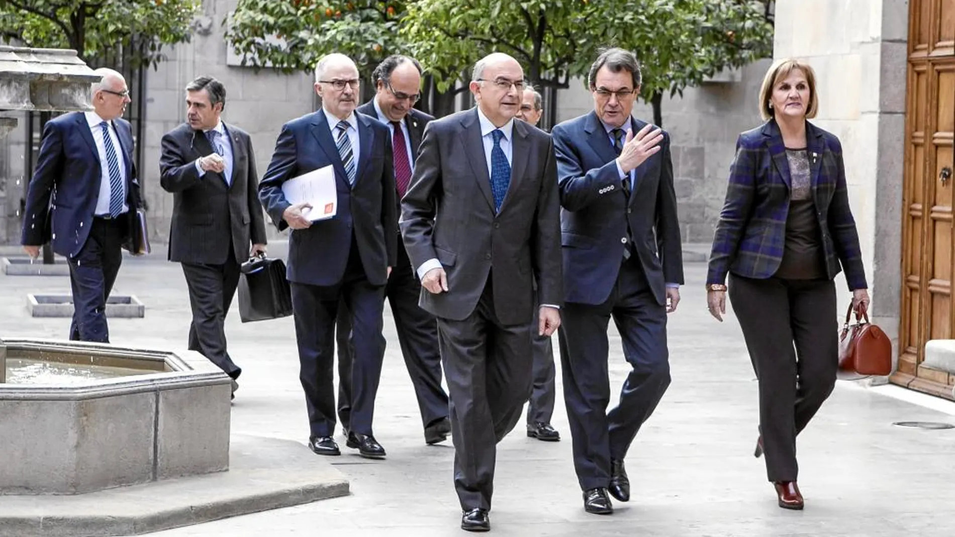 Miguel Ángel Gimeno junto a Artur Mas se dirige a una reunión de Anticorrupción, atrás va Daniel de Alfonso
