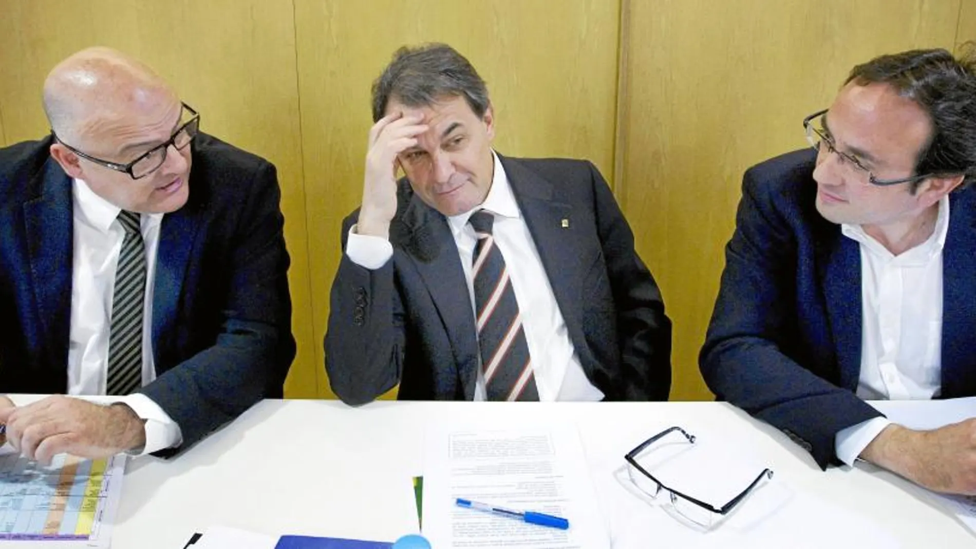 CDC celebró ayer su primer comité ejecutivo con Oriol Pujol apartado de su cargo de secretario general. Josep Rull ocupó su silla y Pujol fue desplazado de la fila donde se sientan los pesos pesados del partido.