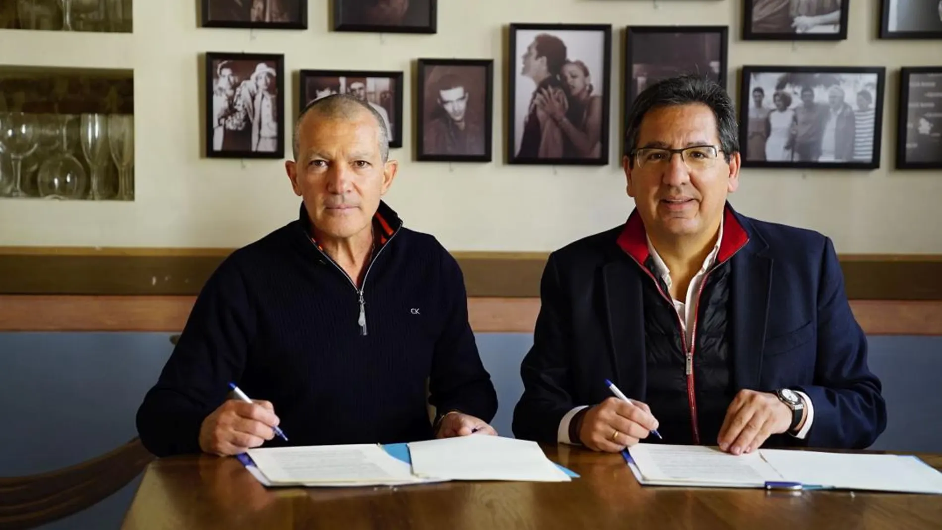Antonio Banderas y Antonio Pulido, en la firma del convenio