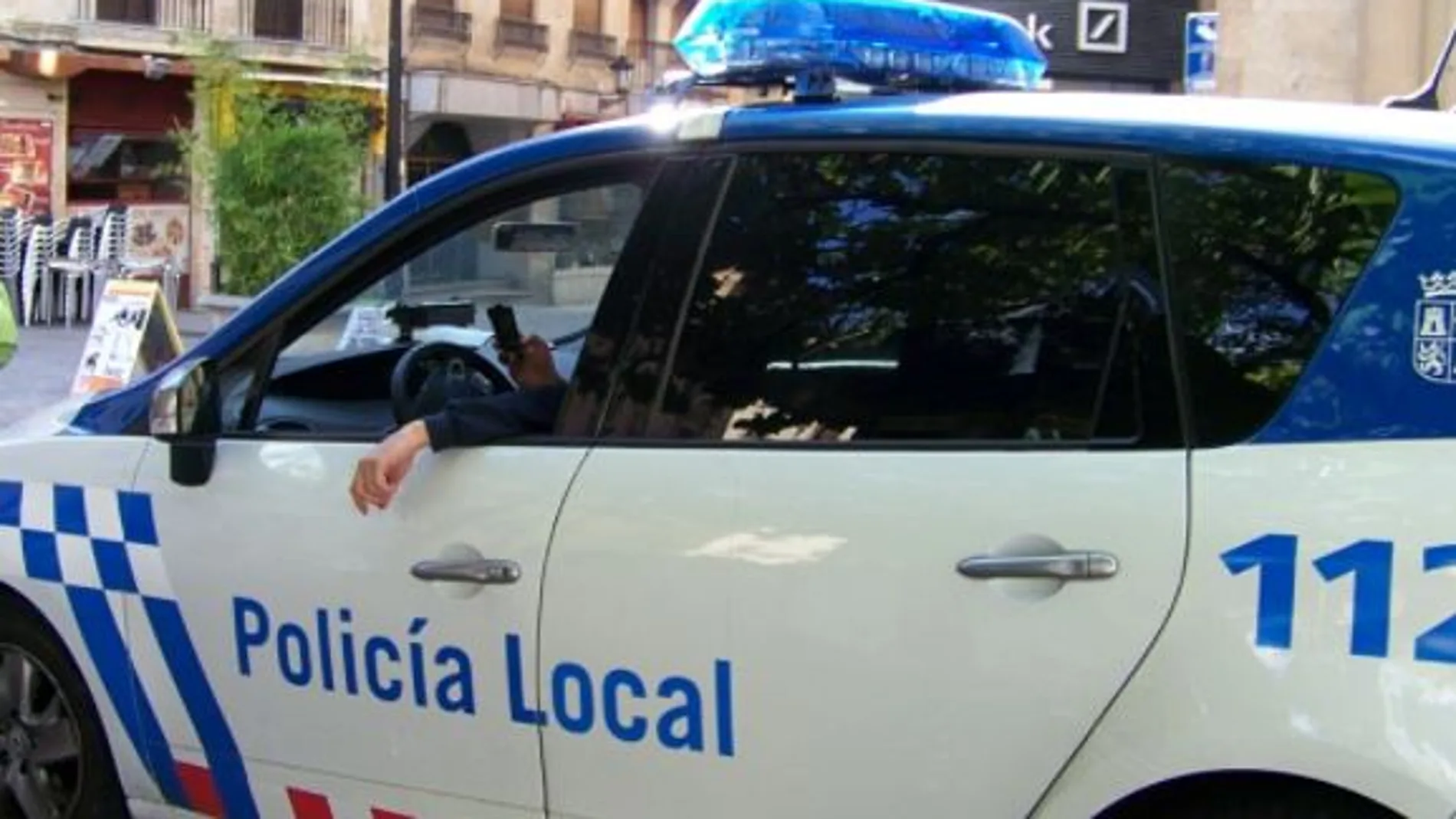 Dos agentes de la Policía Local acudieron al Centro de las Artes Escénicas y de la Música donde se produjo la agresión.